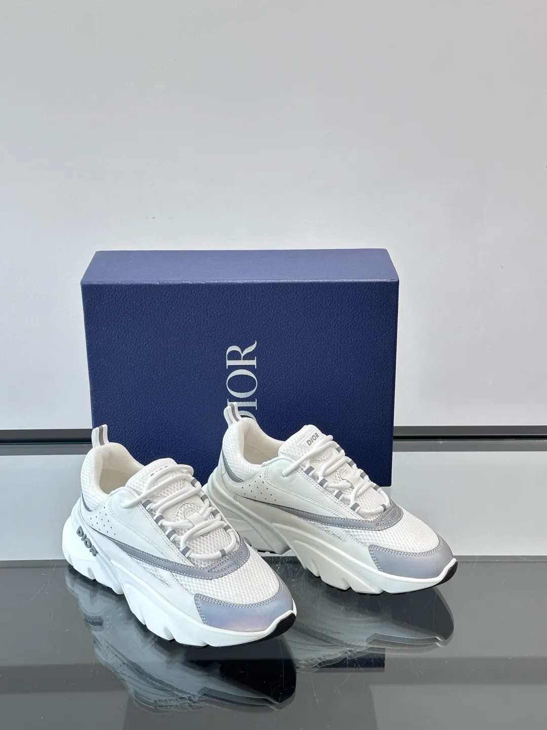 Men's shoes 💰p520 "Dior" B22 retro jogging shoes, inspired by classic jogging shoes, low-top thick sole design, cow leather + mesh fabric splicing, perfect texture and breathable. The black and white engraved rubber sole has great grip and comfort, and is OK for daily wear or sports! There is an embossed "CD" logo on the side of the shoe, which is low-key and recognizable. Rich colors, black and white, gray and blue, etc., versatile and fashionable, loved by European and American hip-hop circles and bloggers, a must-have for trendy wear size: 39-44 (customized at 45.46)